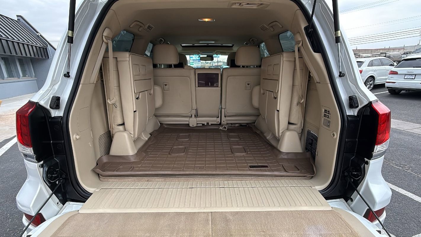 Used 2013 Lexus LX 570 4WD w/ Luxury Pkg image 13
