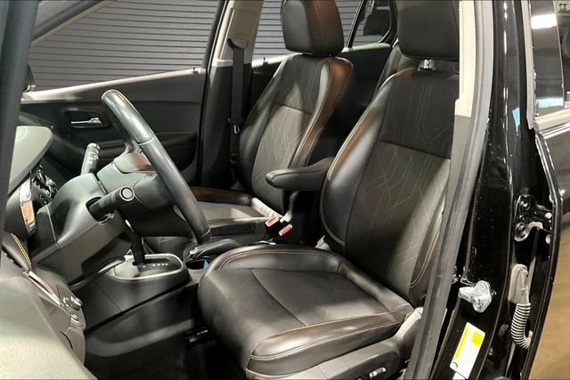 Used 2020 Chevrolet Trax LT w/ LT Convenience Package AWD/4WD image 19