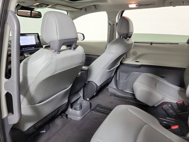 Used 2024 Toyota Sienna XLE FWD image 11