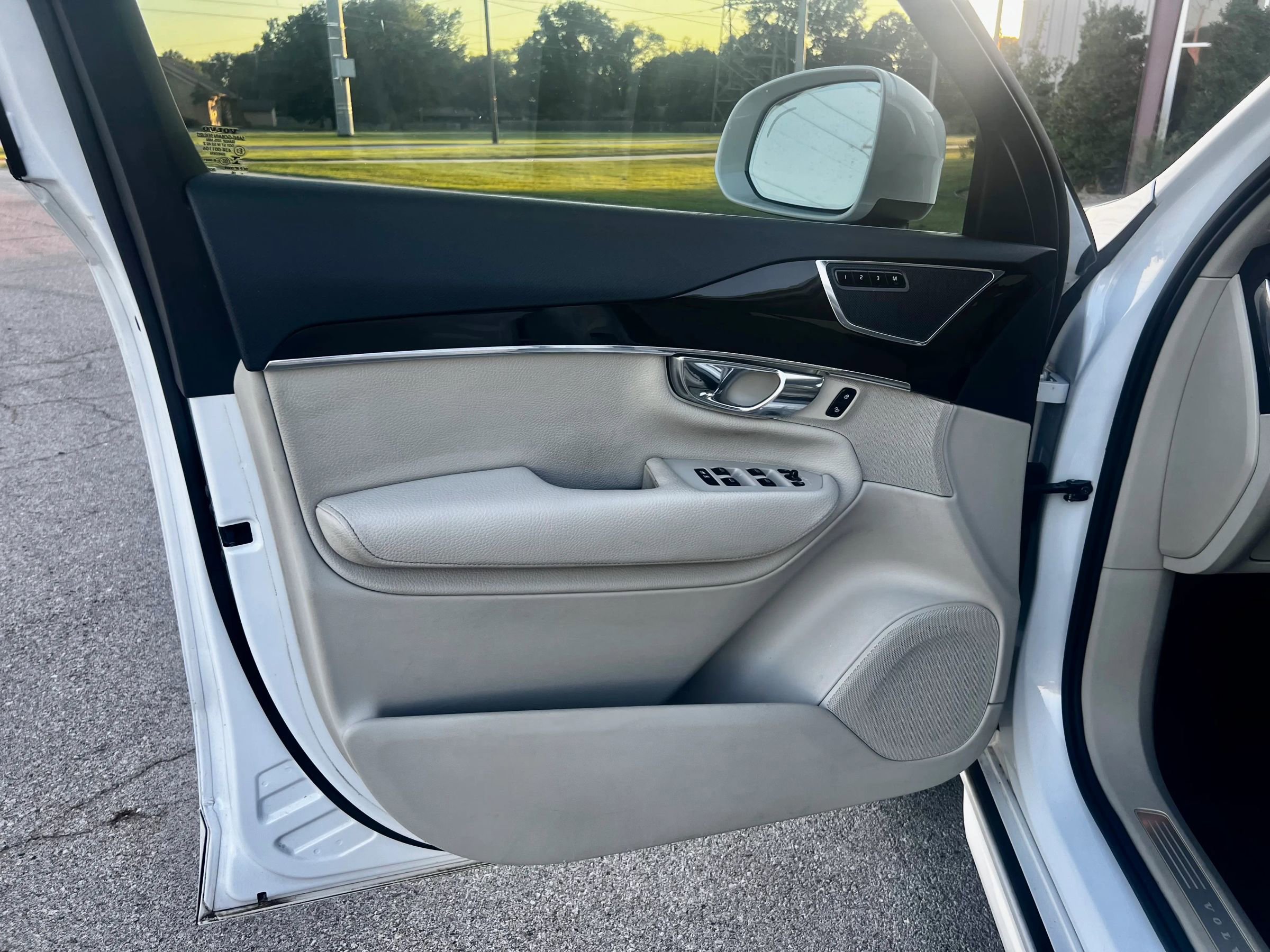 Used 2017 Volvo XC90 T5 Momentum w/ Vision Package image 27