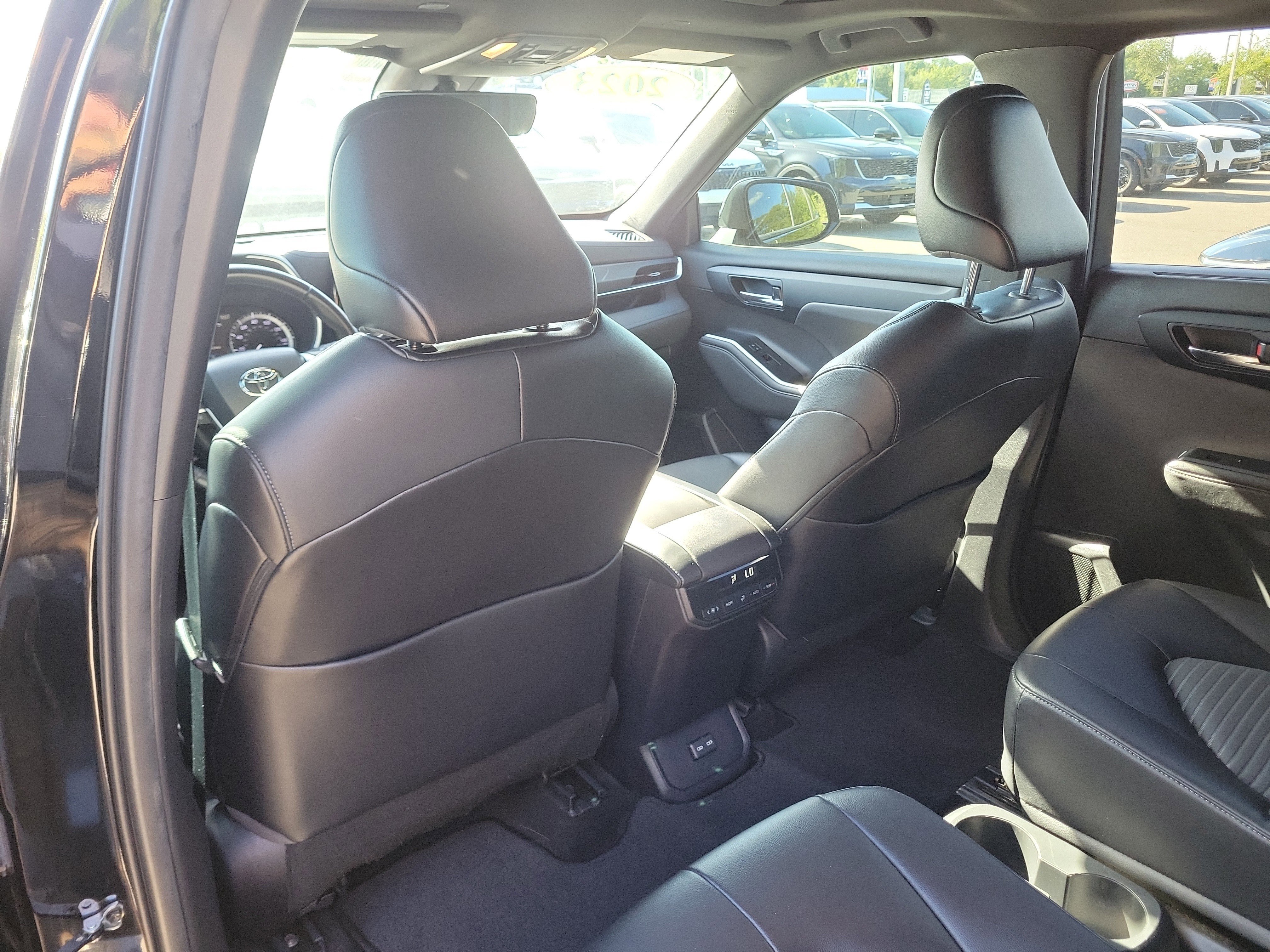 Used 2023 Toyota Highlander XSE FWD image 17