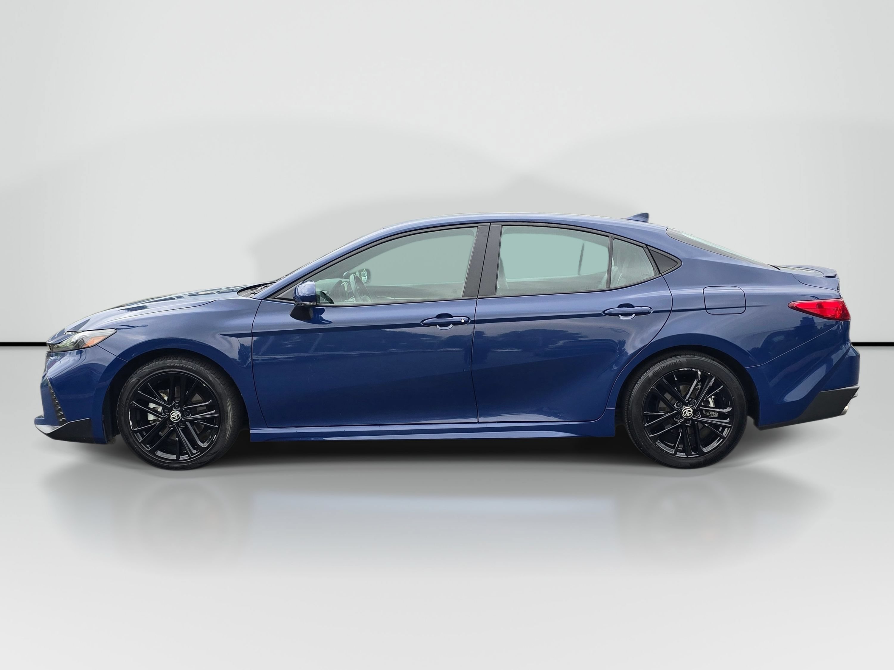 Used 2025 Toyota Camry SE FWD image 2
