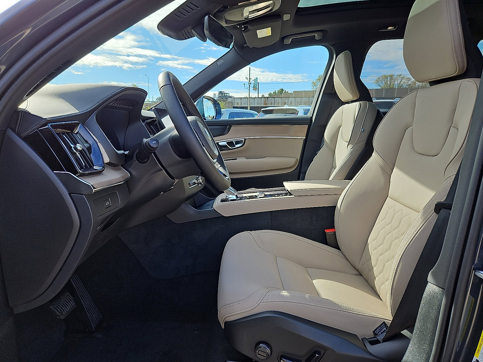 New 2026 Volvo XC90 B6 Plus w/ Protection Package Premier image 11