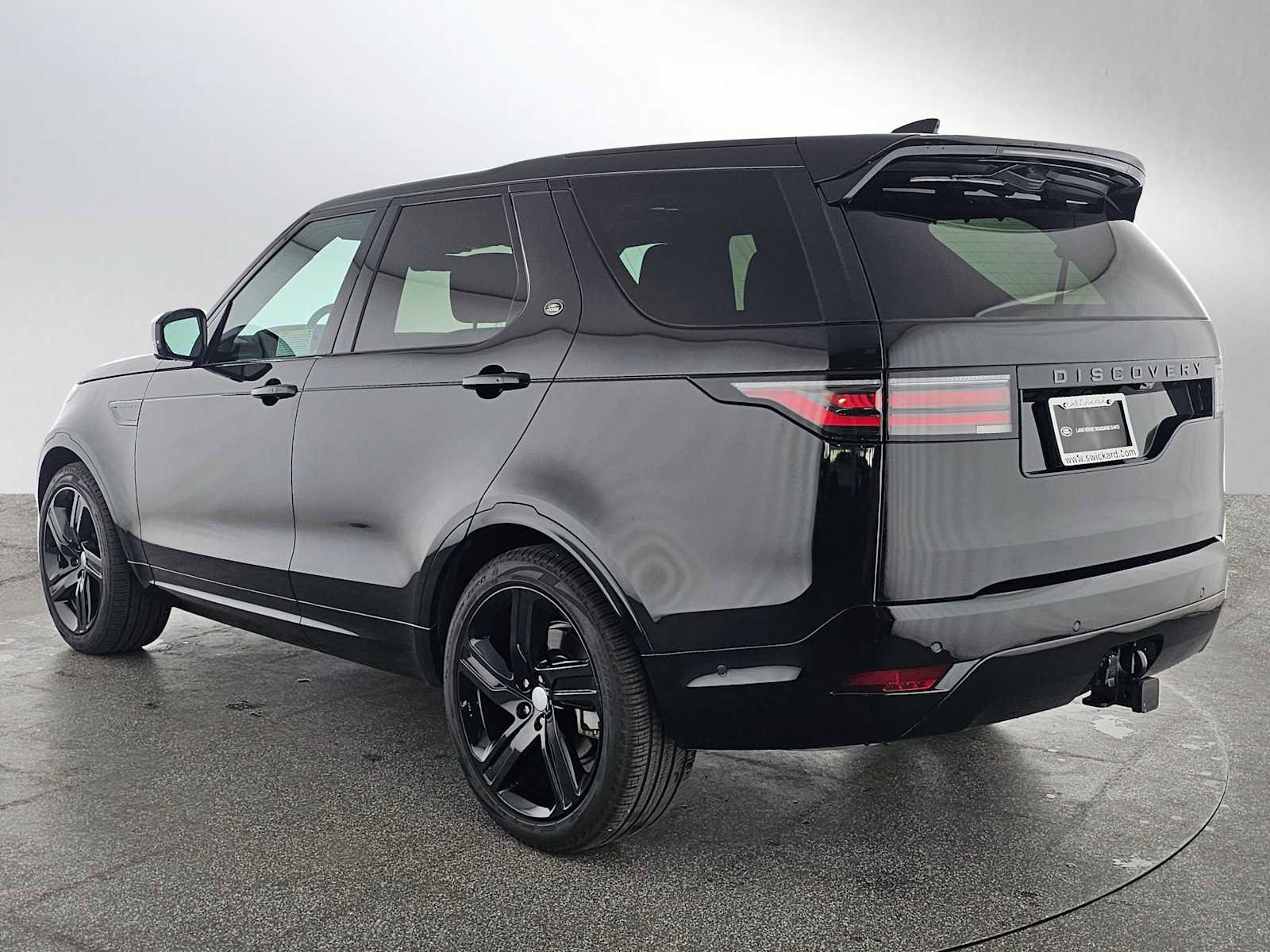 Used 2025 Land Rover Discovery Dynamic SE image 3