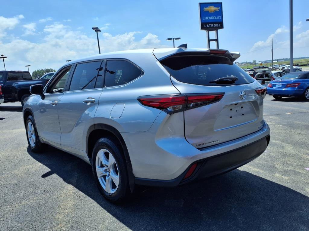 Used 2023 Toyota Highlander LE image 3