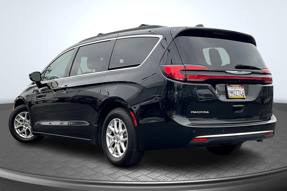 Used 2022 Chrysler Pacifica Touring-L FWD image 2