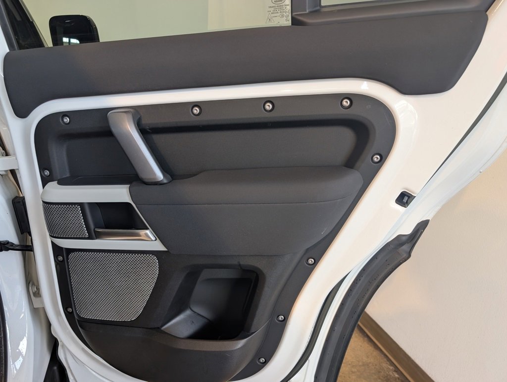 Used 2023 Land Rover Defender 130 X-Dynamic SE image 27