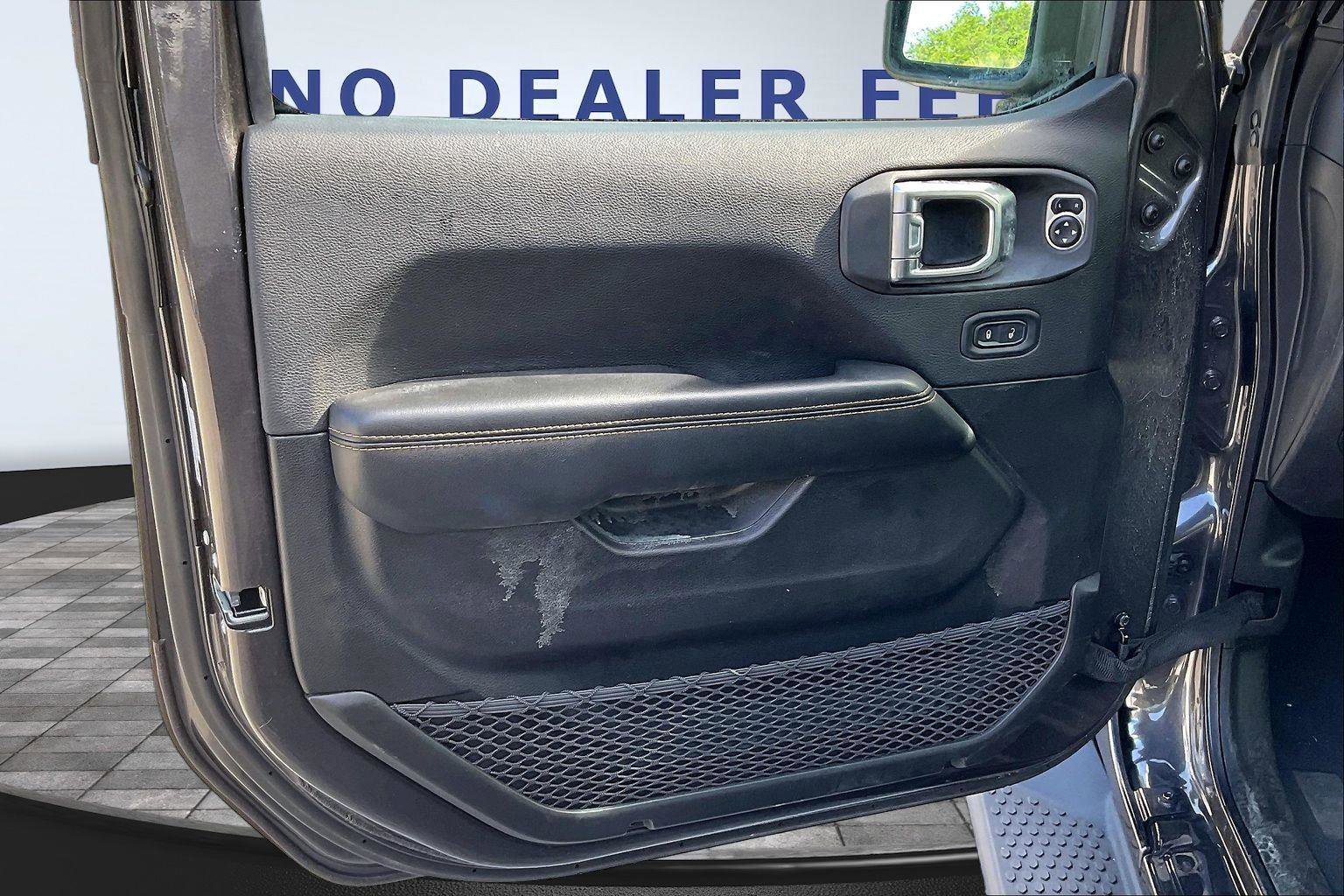 Used 2025 Jeep Wrangler Sahara AWD/4WD image 19