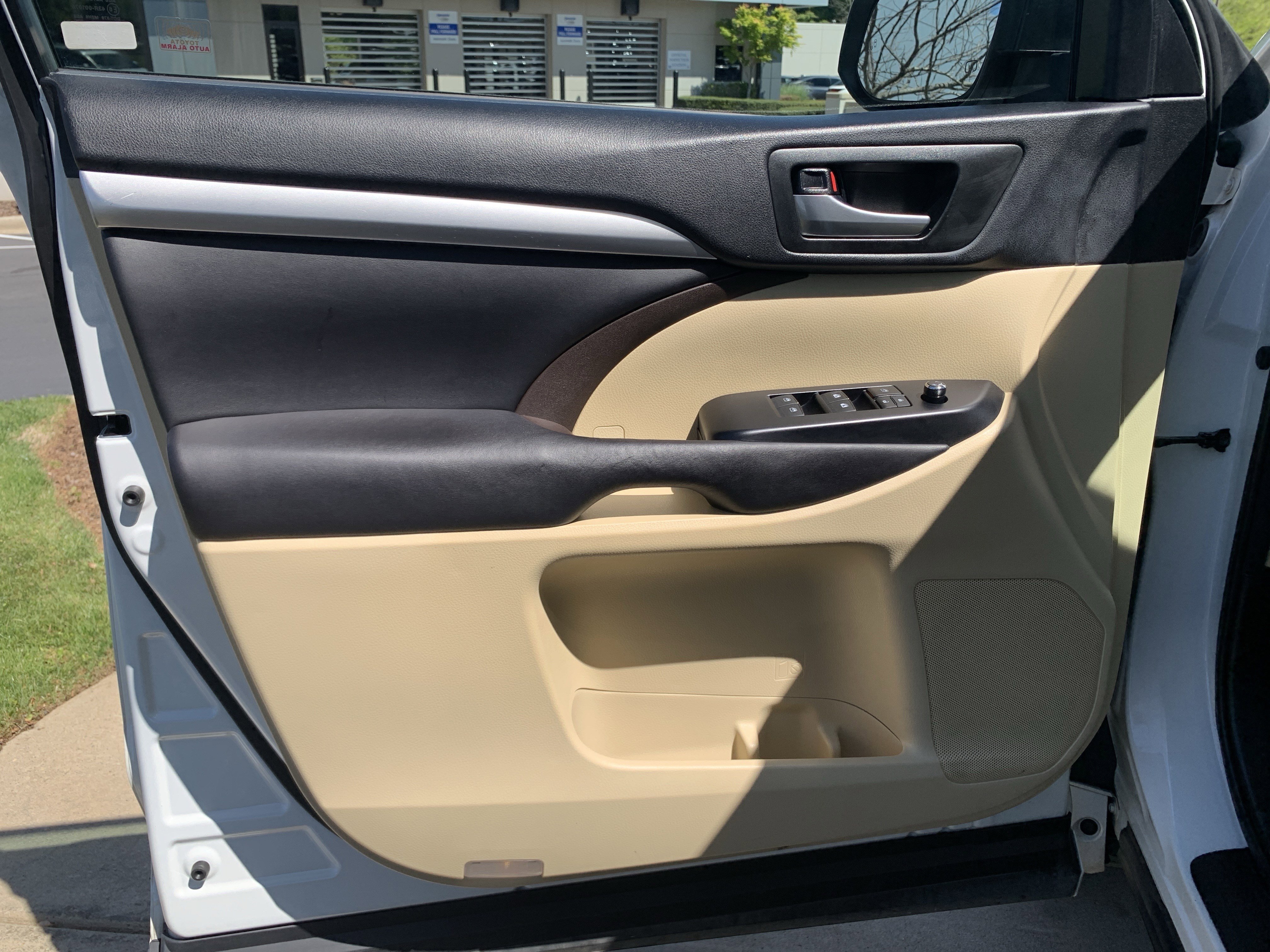 Used 2017 Toyota Highlander XLE image 14