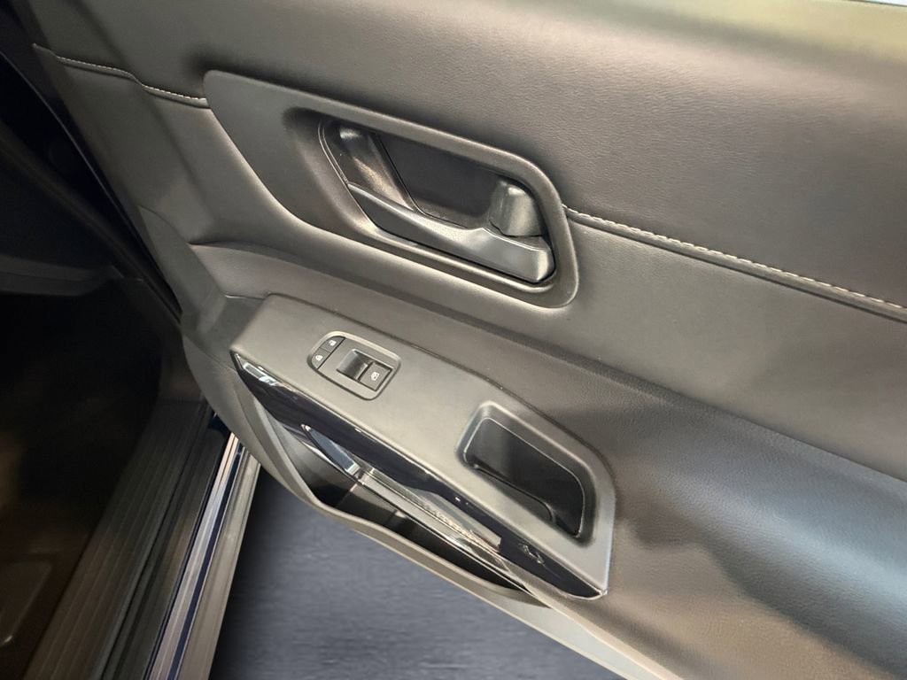 Used 2025 Nissan Pathfinder SV image 15