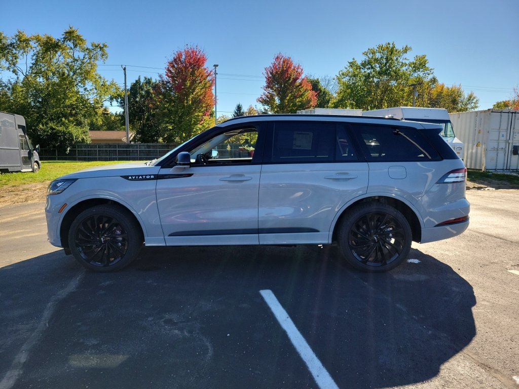New 2027 Lincoln Aviator Reserve w/ Jet Appearance Package AWD/4WD image 7