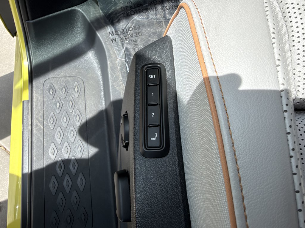 Used 2025 Volkswagen ID. Buzz 1st Edition RWD image 30