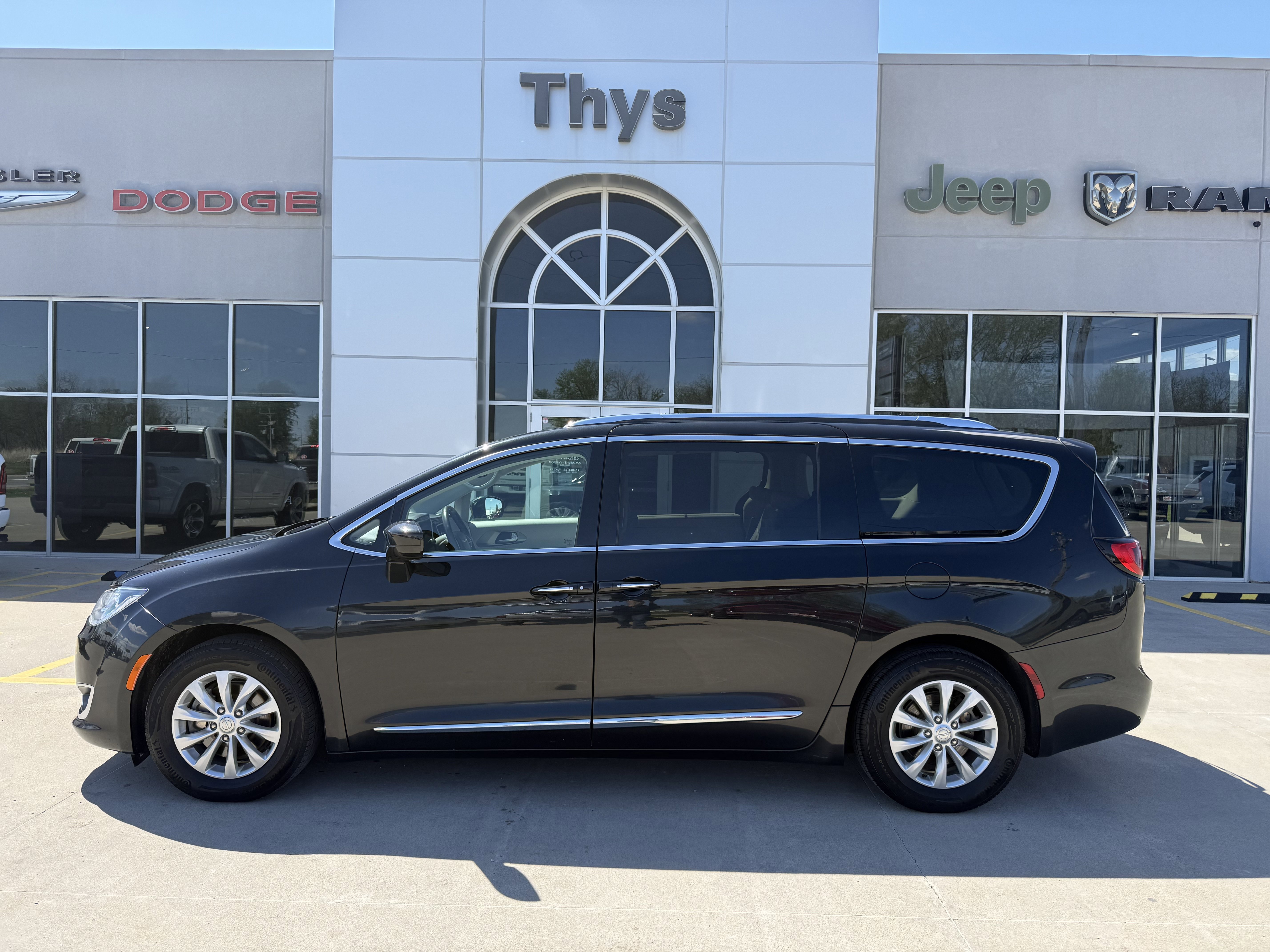 Used 2018 Chrysler Pacifica Touring-L FWD image 26