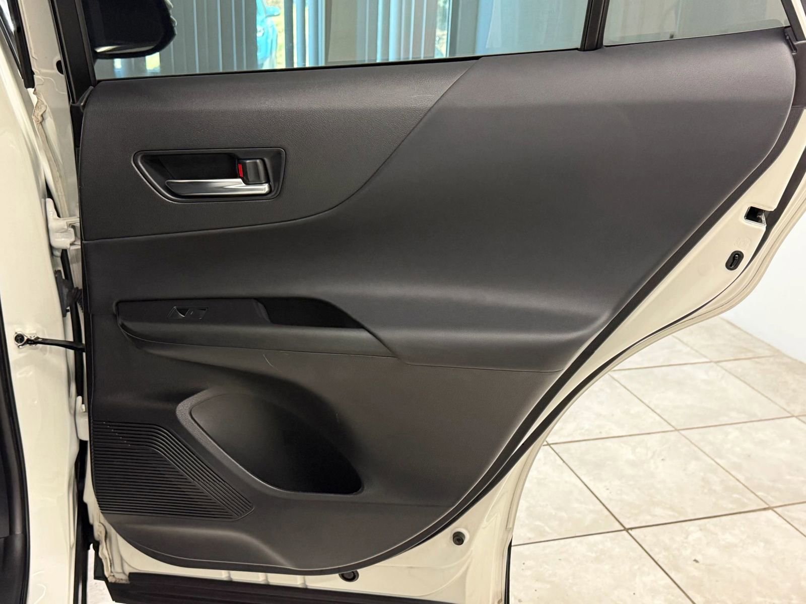 Used 2021 Toyota Venza LE image 23