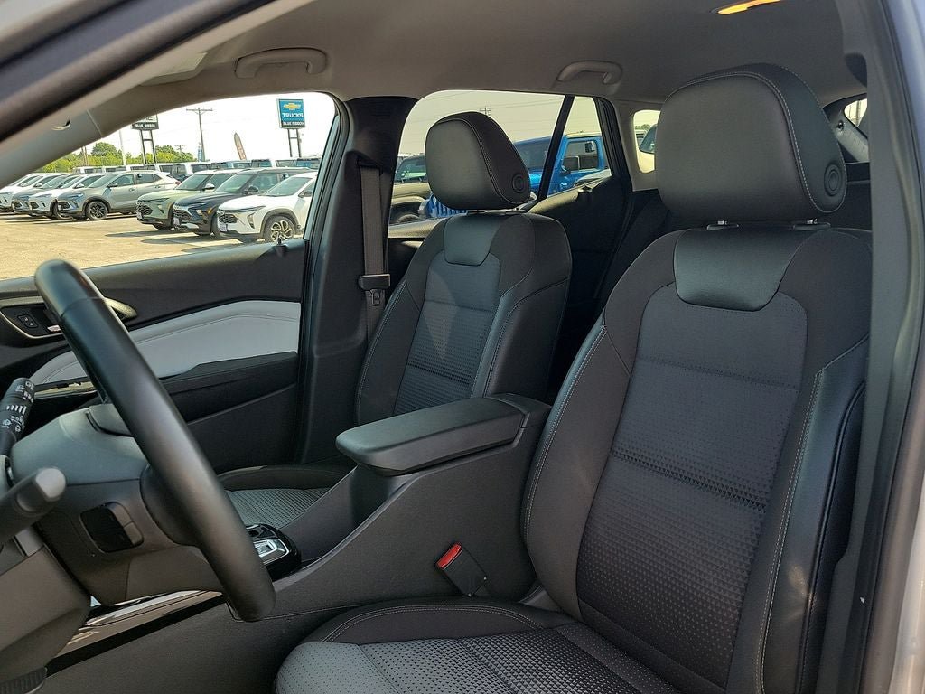 Used 2025 Chevrolet Trax LT w/ LT Convenience Package FWD image 11