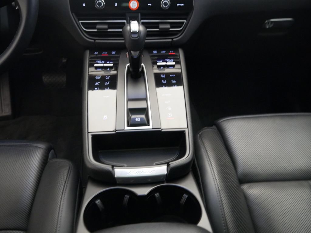 Certified 2023 Porsche Macan image 35