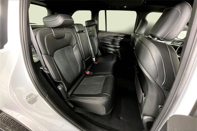 New 2025 Jeep Grand Cherokee Altitude image 10