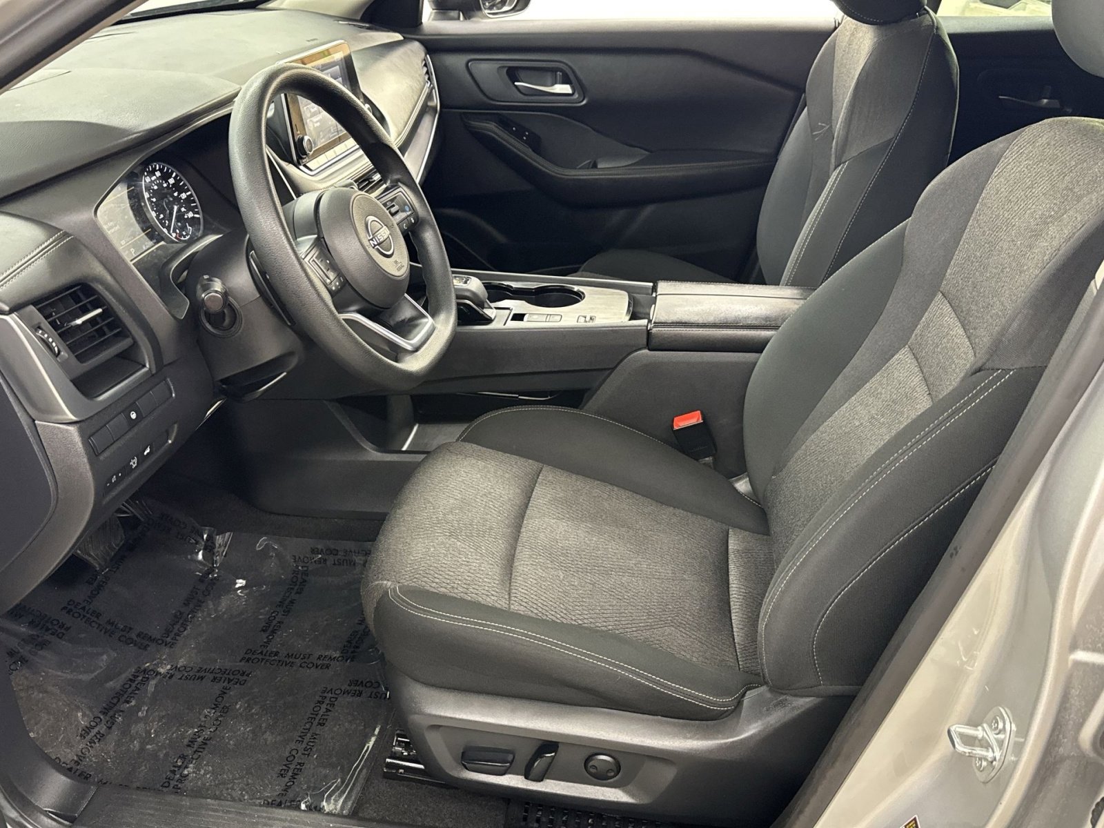 Used 2024 Nissan Rogue SV image 2