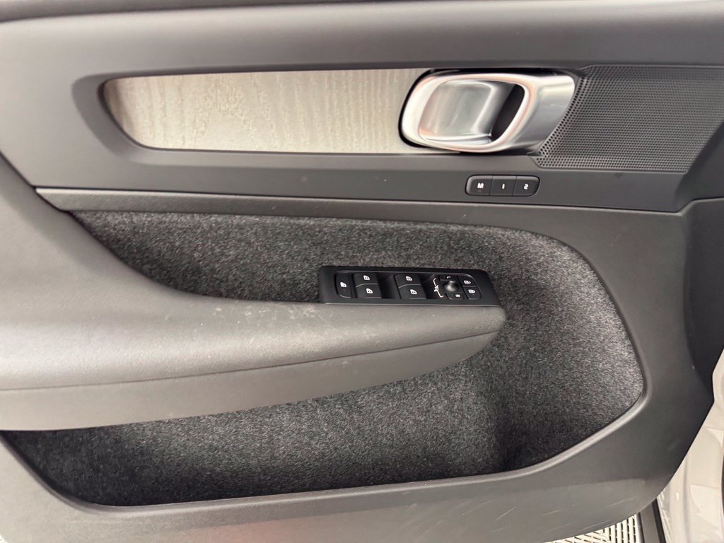 Certified 2025 Volvo XC40 B5 Plus AWD/4WD image 16