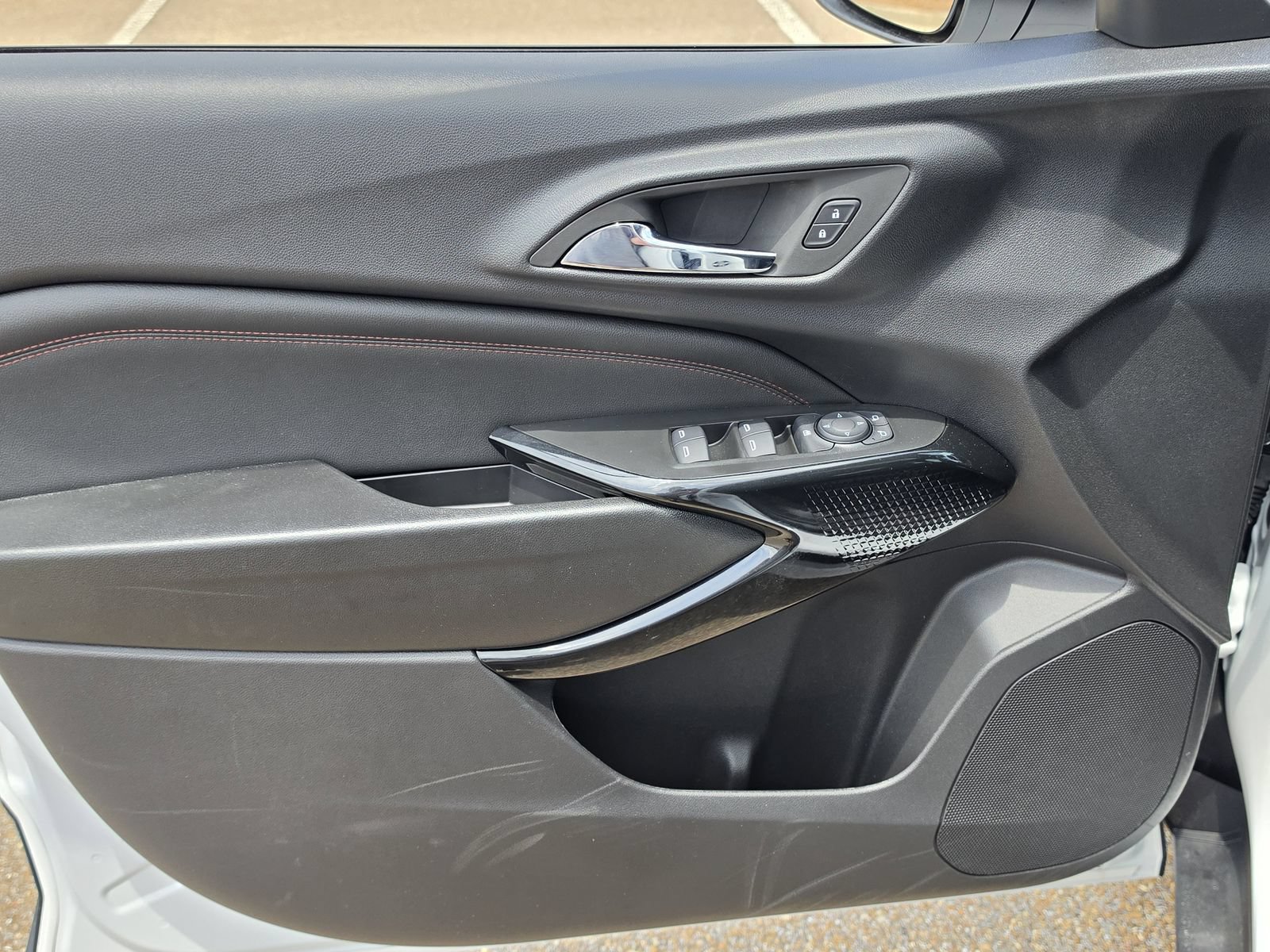 Used 2025 Chevrolet Trax RS w/ Sunroof Package FWD image 17
