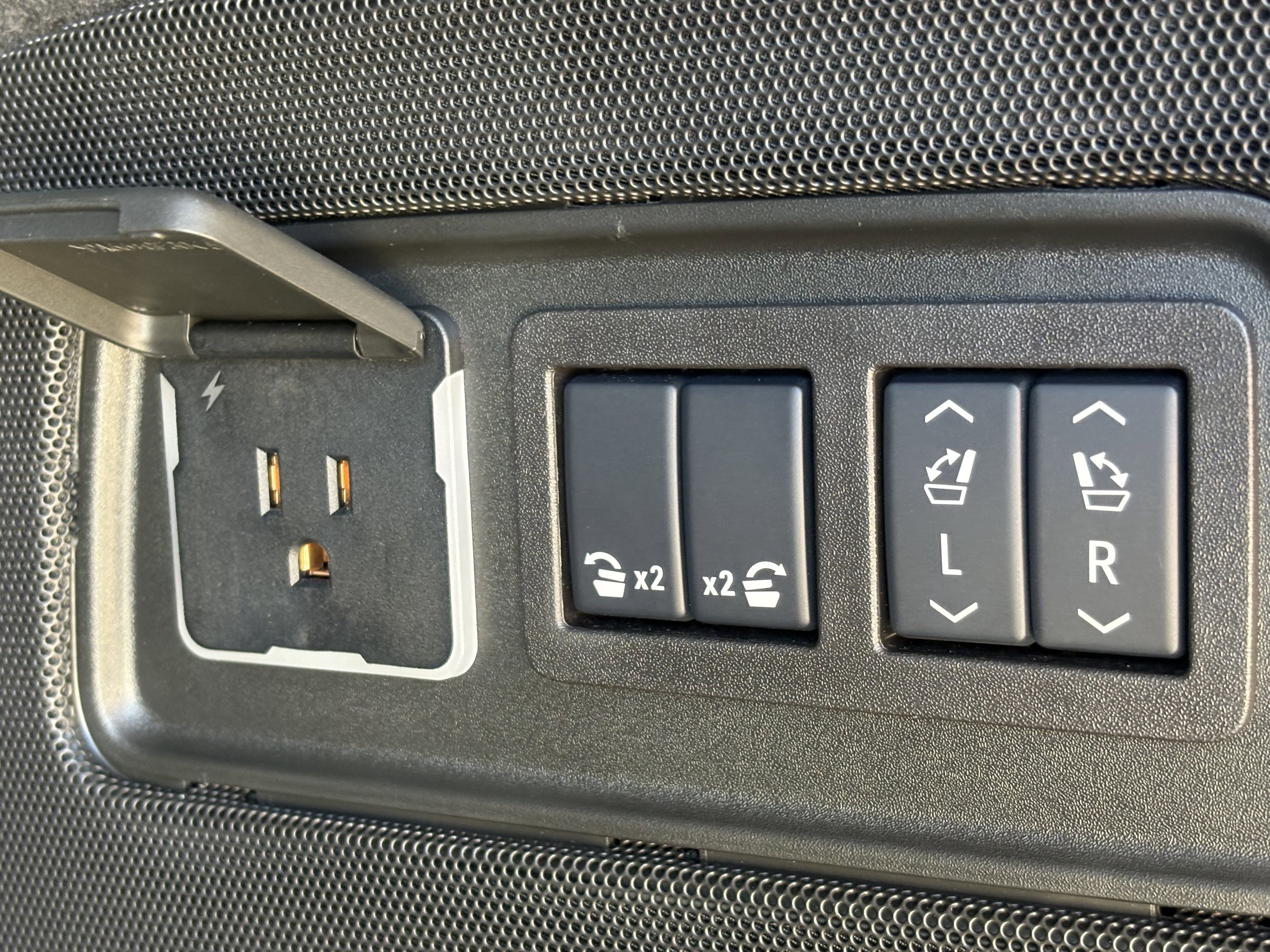 Certified 2025 Cadillac Escalade Premium Luxury Platinum image 10