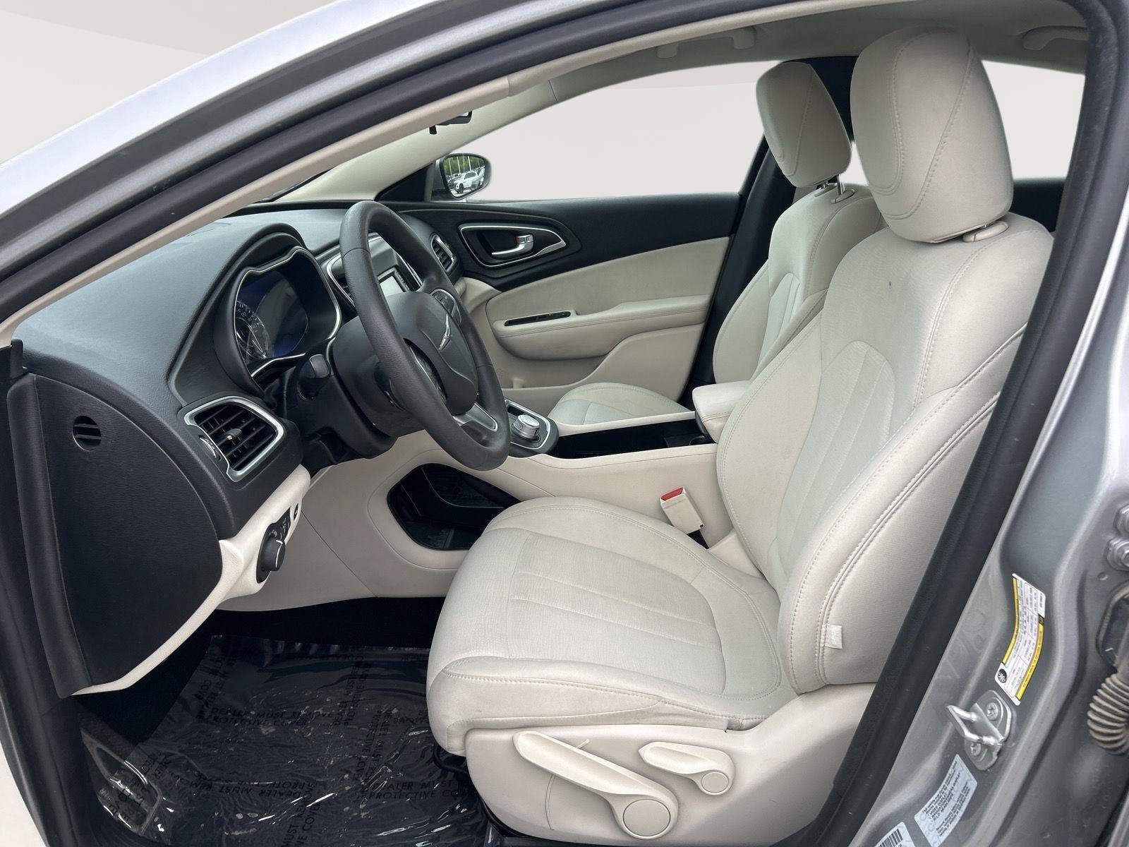 Used 2016 Chrysler 200 Limited FWD image 4