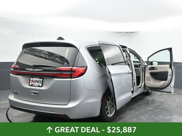Used 2024 Chrysler Pacifica Touring-L image 59