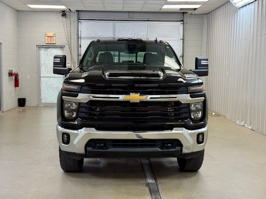 Used 2024 Chevrolet Silverado 2500 LT AWD/4WD image 2