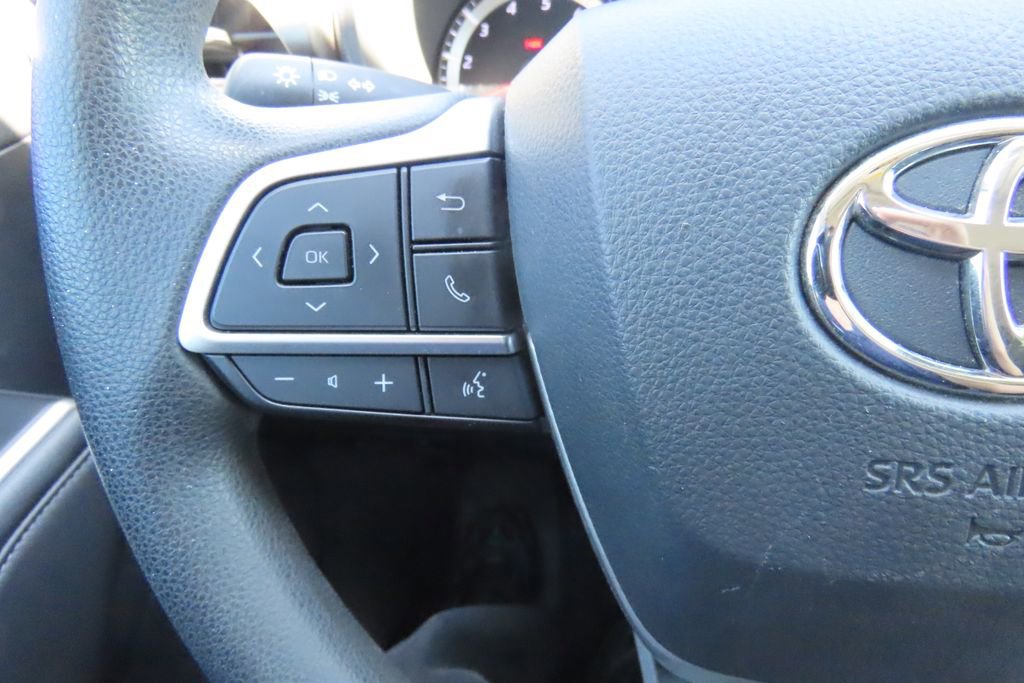 Certified 2022 Toyota Highlander L image 11