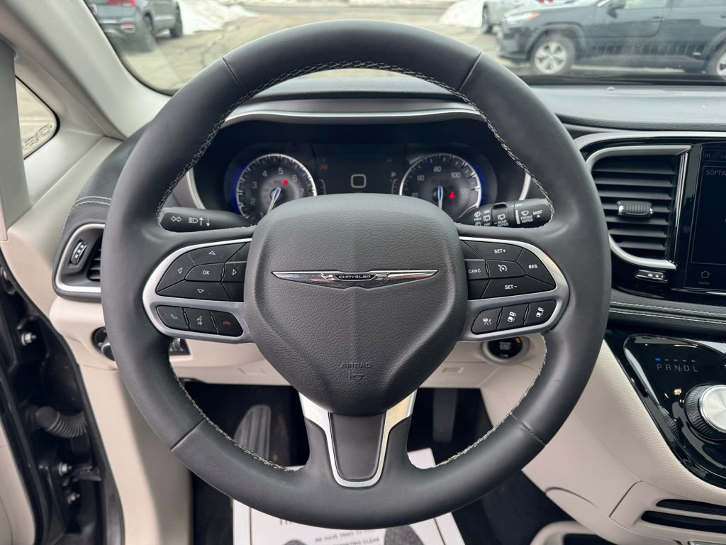 Used 2022 Chrysler Pacifica Touring-L image 24