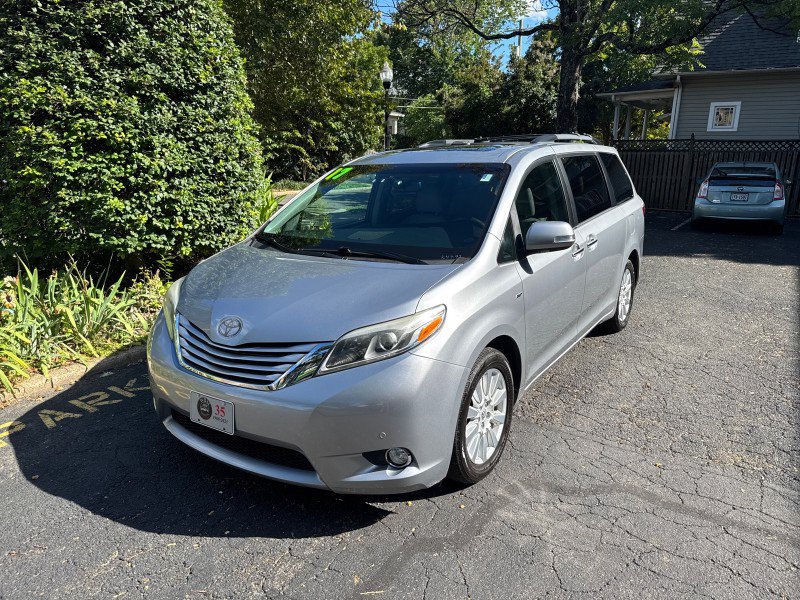 Used 2017 Toyota Sienna Limited Premium AWD/4WD image 3