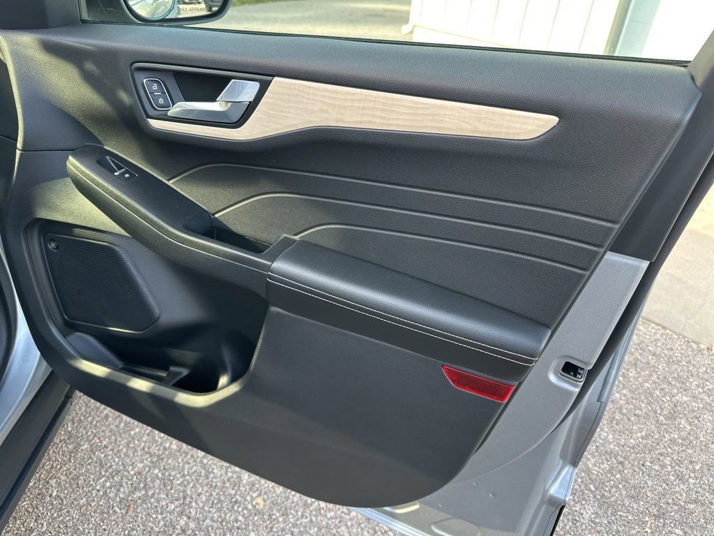 Used 2022 Ford Escape Titanium w/ Titanium Elite Package image 17