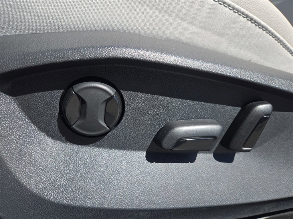 New 2025 Volkswagen Taos SE image 18