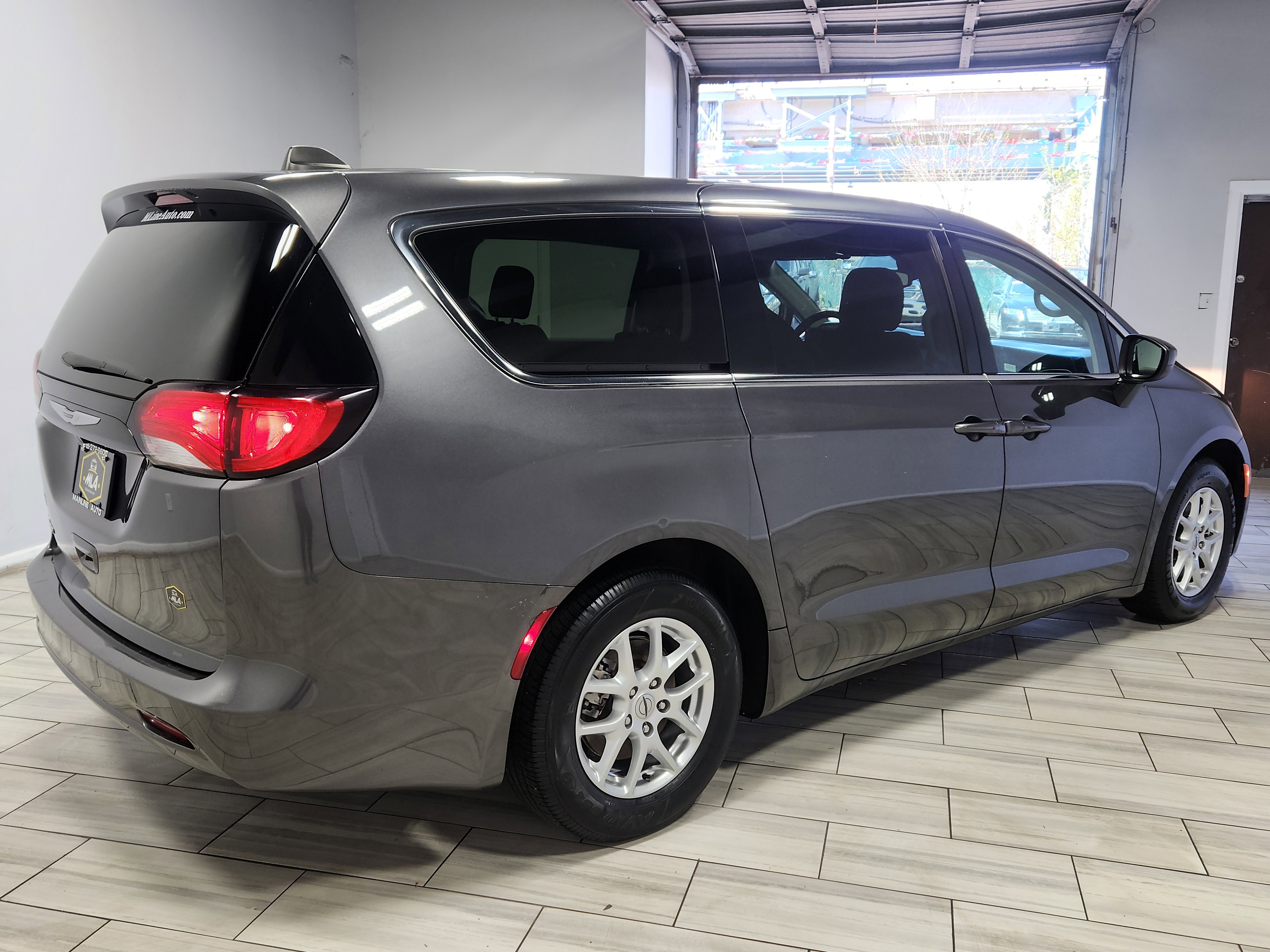 Used 2023 Chrysler Voyager LX FWD image 5