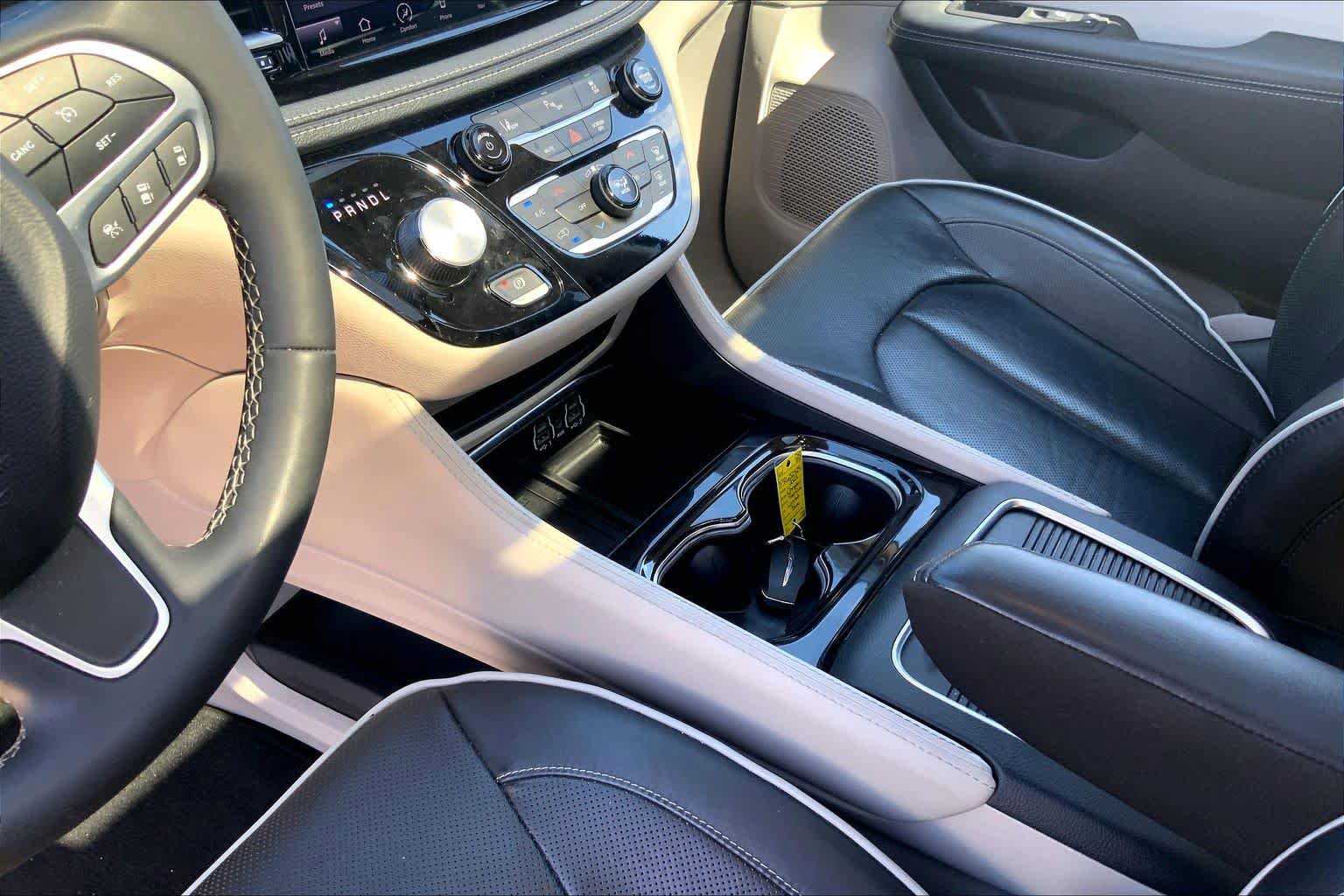 Used 2023 Chrysler Pacifica Limited FWD image 15