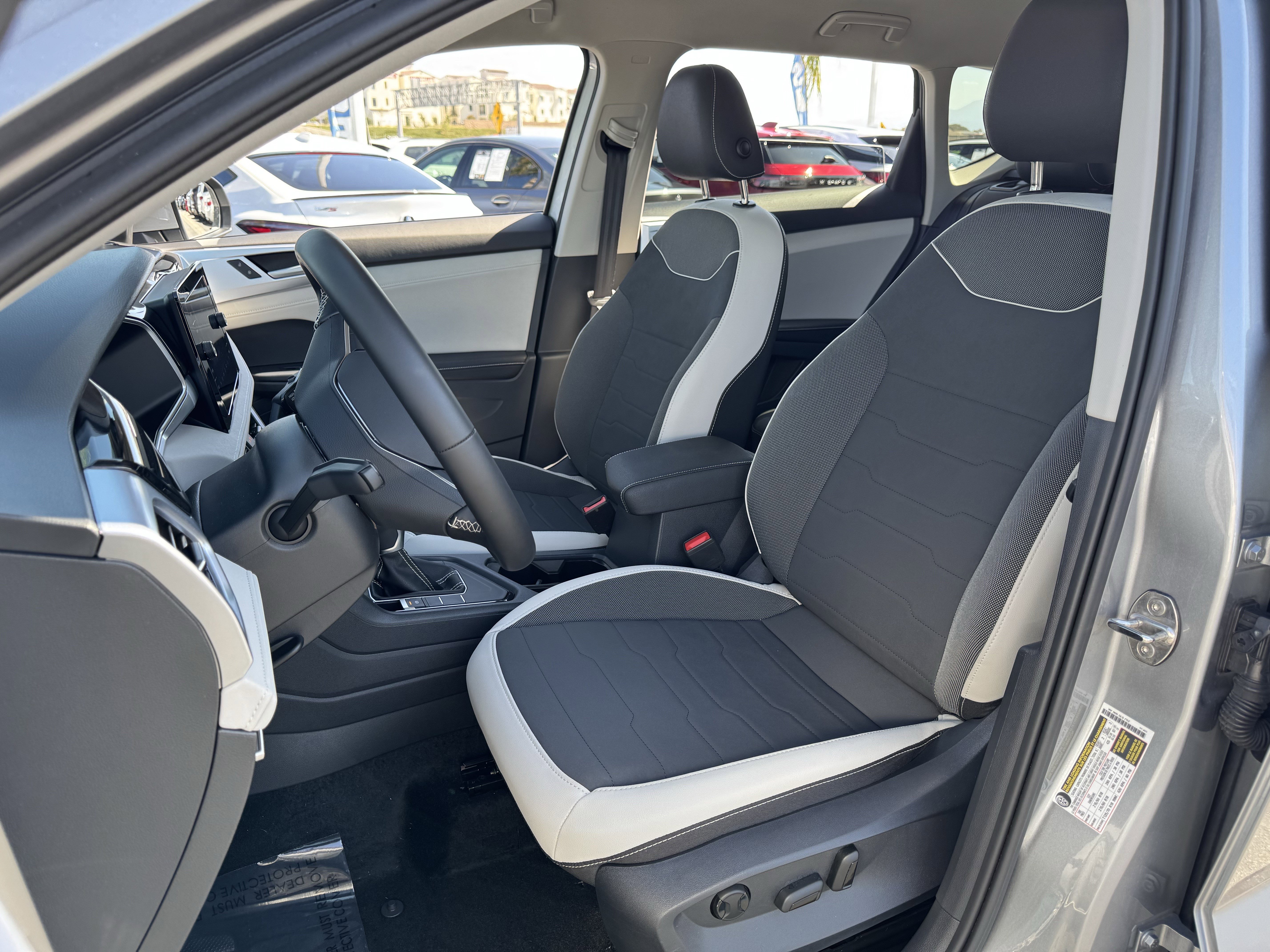 Used 2025 Volkswagen Taos SE image 16