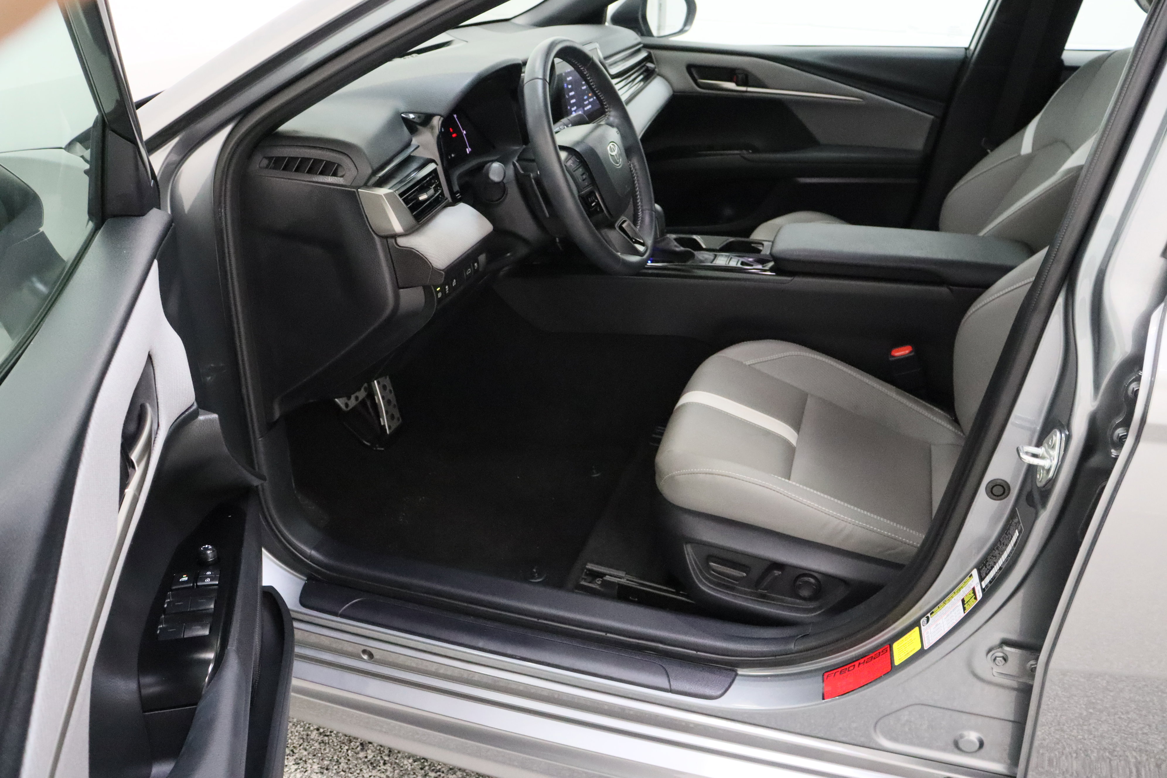 Used 2025 Toyota Camry SE w/ Convenience Package FWD image 14