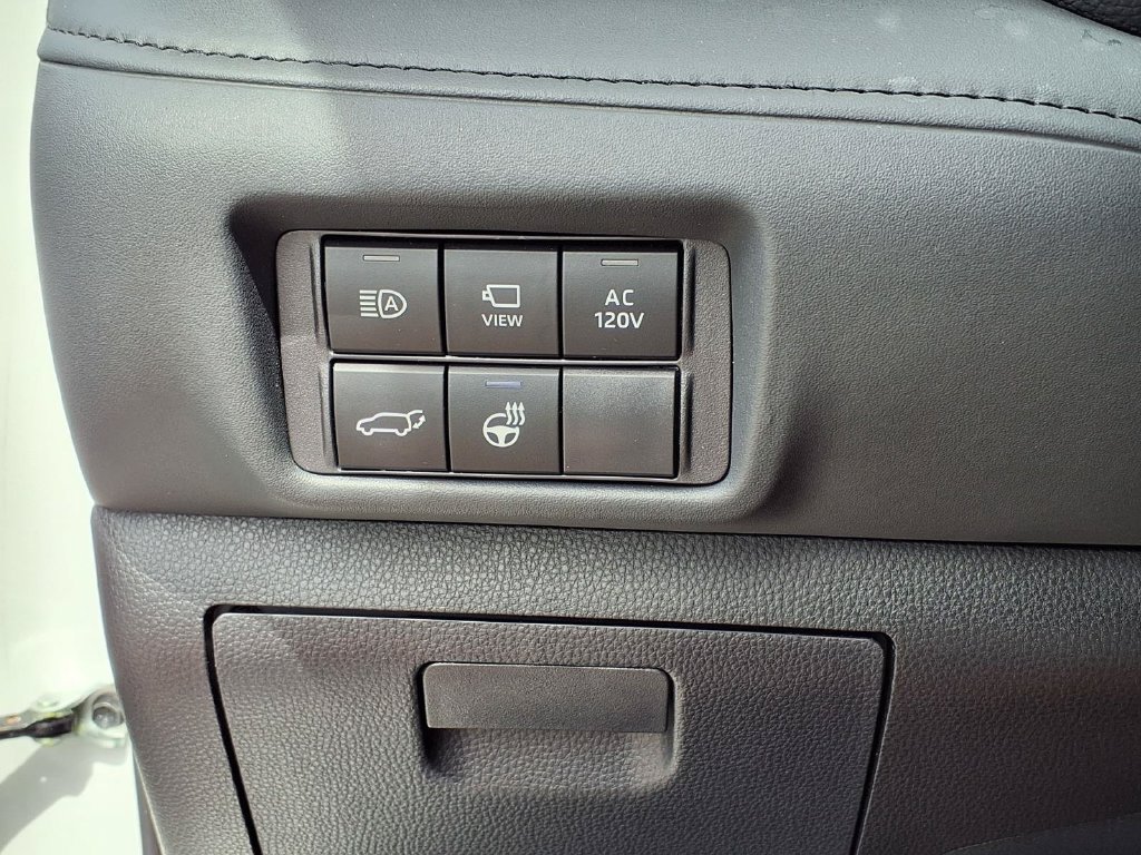 Used 2025 Toyota Highlander Limited AWD/4WD image 32