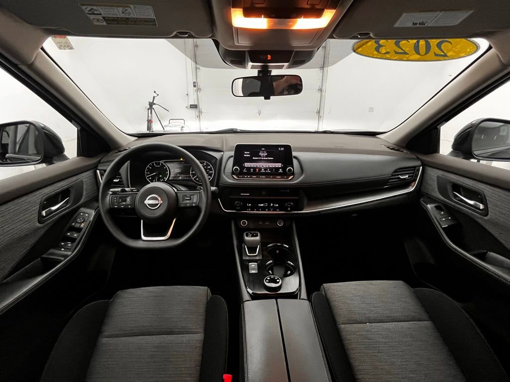 Used 2023 Nissan Rogue SV image 3