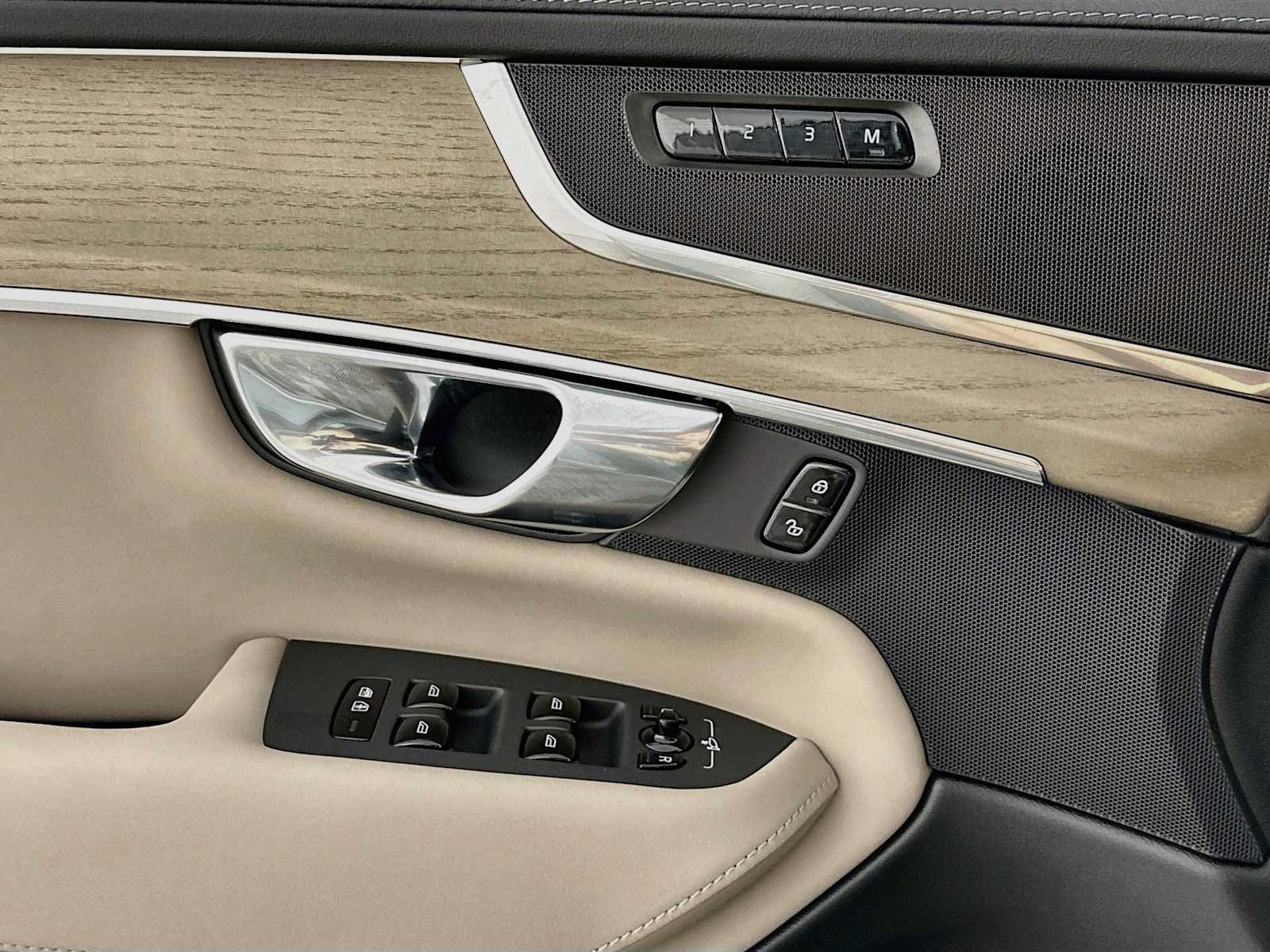 New 2027 Volvo XC90 B5 Core AWD/4WD image 16
