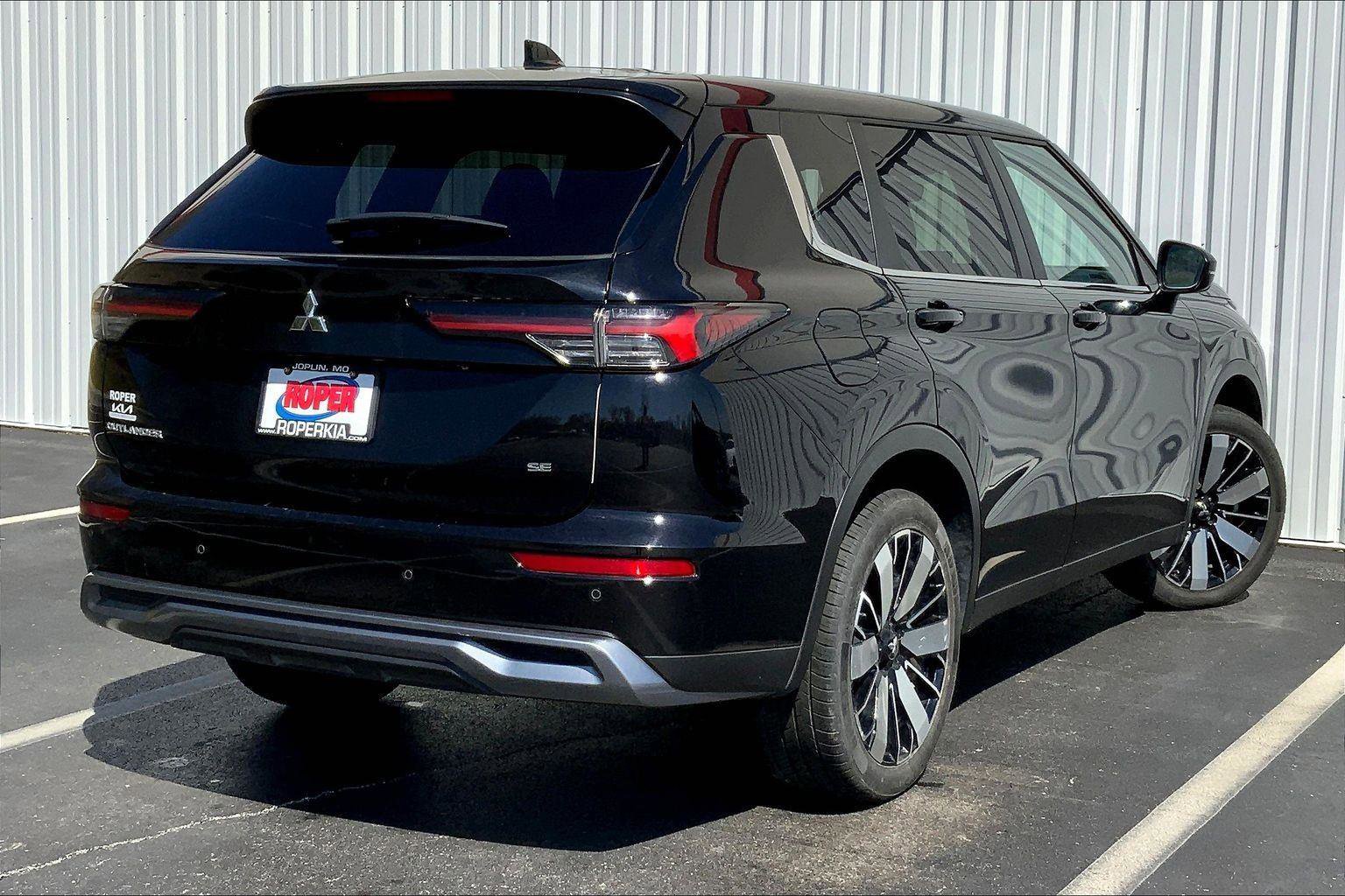 Used 2025 Mitsubishi Outlander SE image 11
