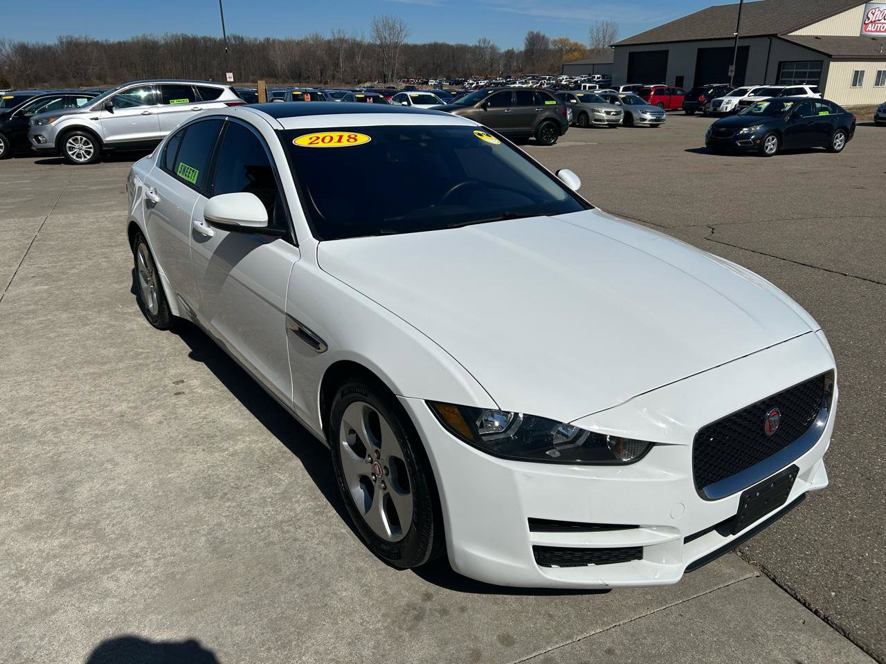 Used 2018 Jaguar XE image 3