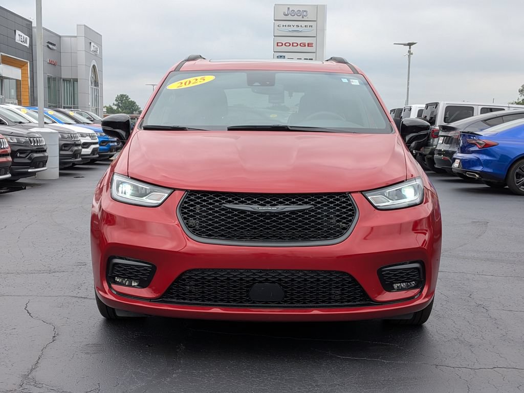 Used 2025 Chrysler Pacifica Limited FWD image 2