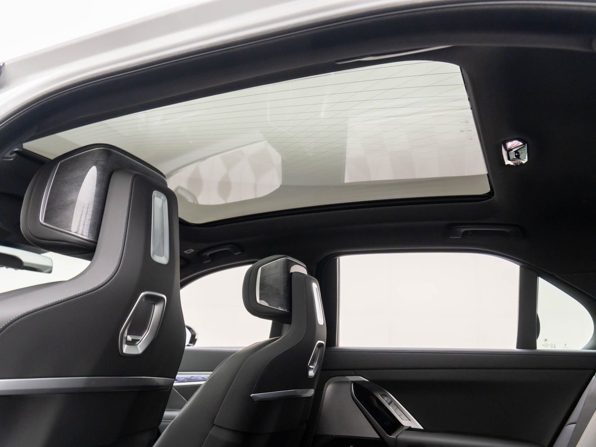 New 2025 BMW 750e xDrive AWD/4WD image 18