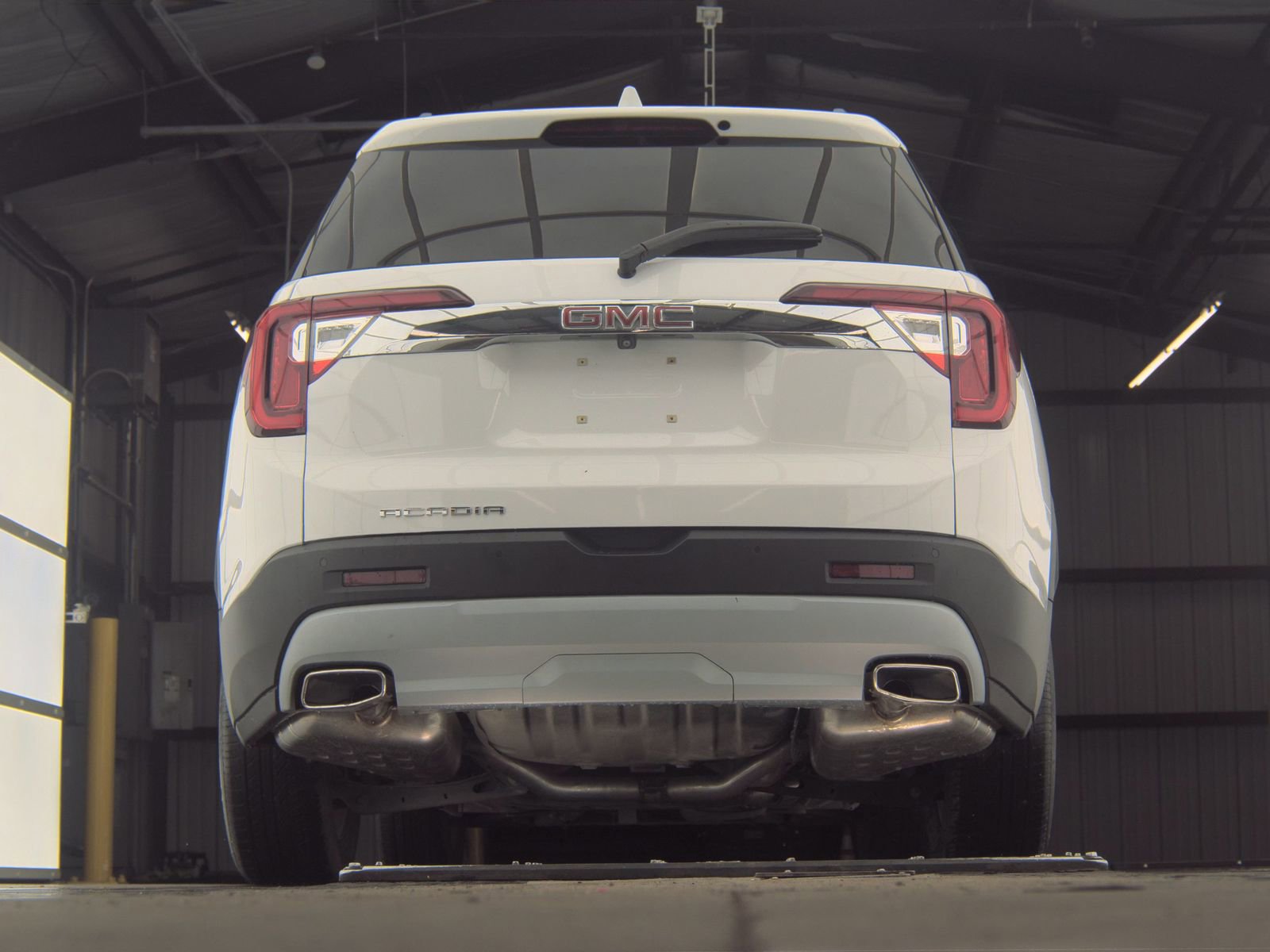 Used 2023 GMC Acadia SLE w/ Driver Convenience Package image 11