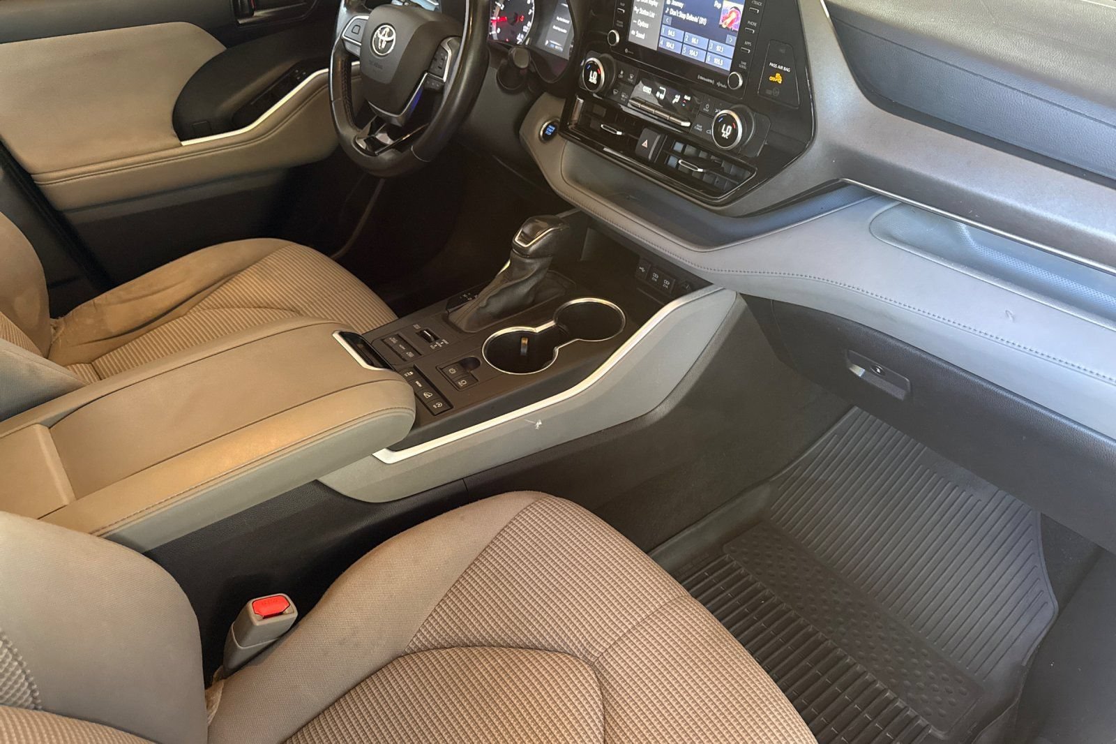 Used 2021 Toyota Highlander LE AWD/4WD image 22