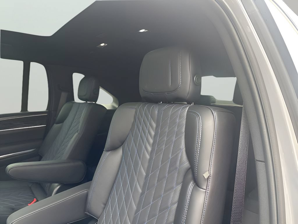 New 2026 Cadillac Escalade IQ Luxury 1 w/ LPO, Floor Liner Package AWD/4WD image 26