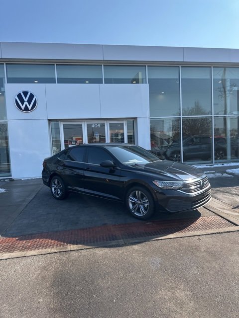 Certified 2024 Volkswagen Jetta SE w/ Panoramic Sunroof Package image 2