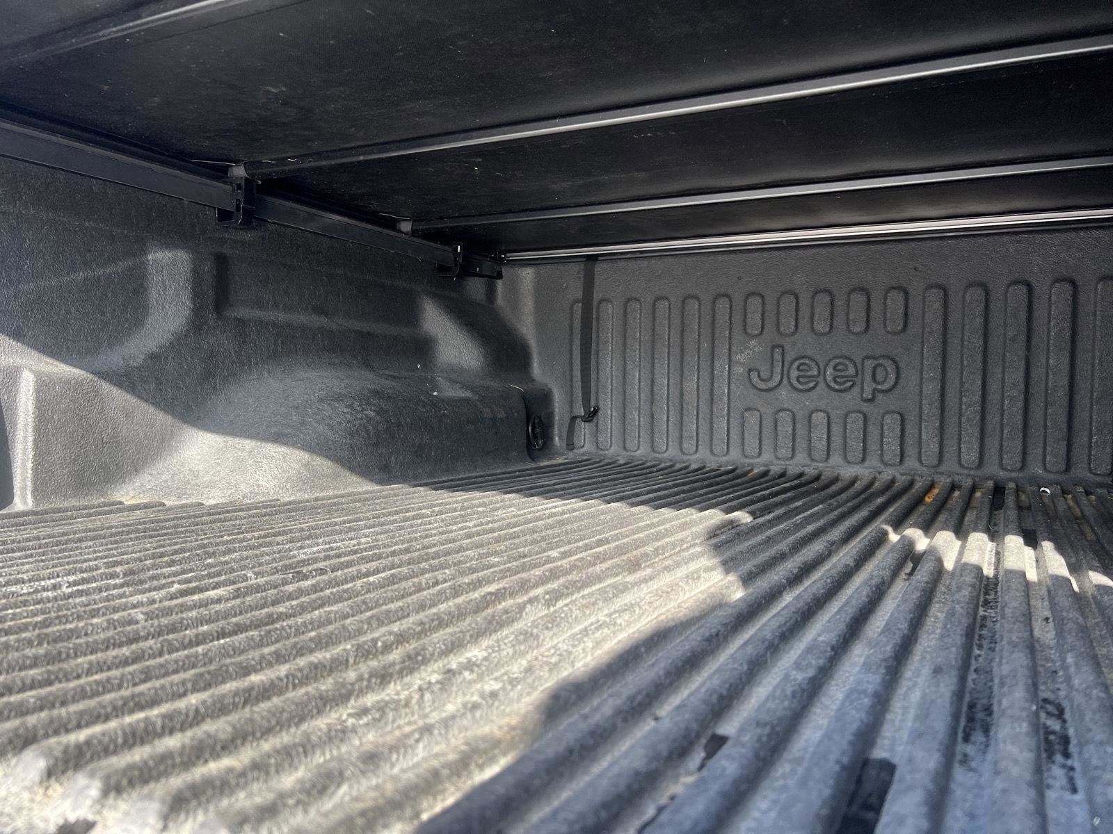 Used 2022 Jeep Gladiator Willys image 37