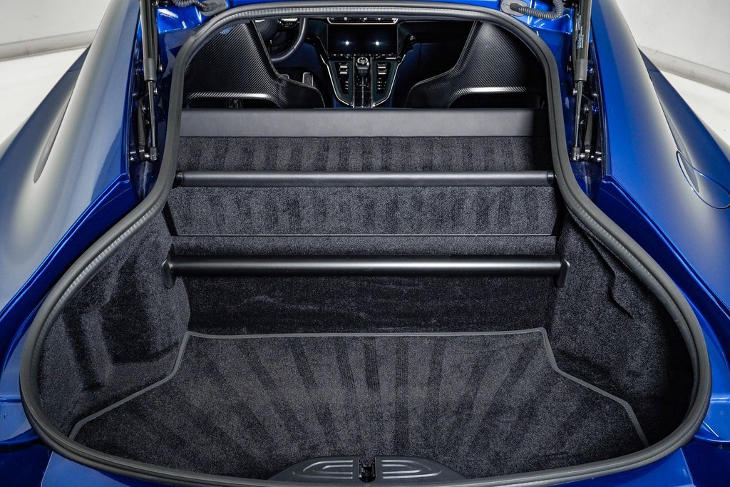 Used 2025 Aston Martin V8 Vantage Coupe image 32